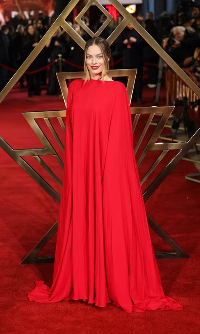 Margot Robbie Angelic Looks On The Red Carpet